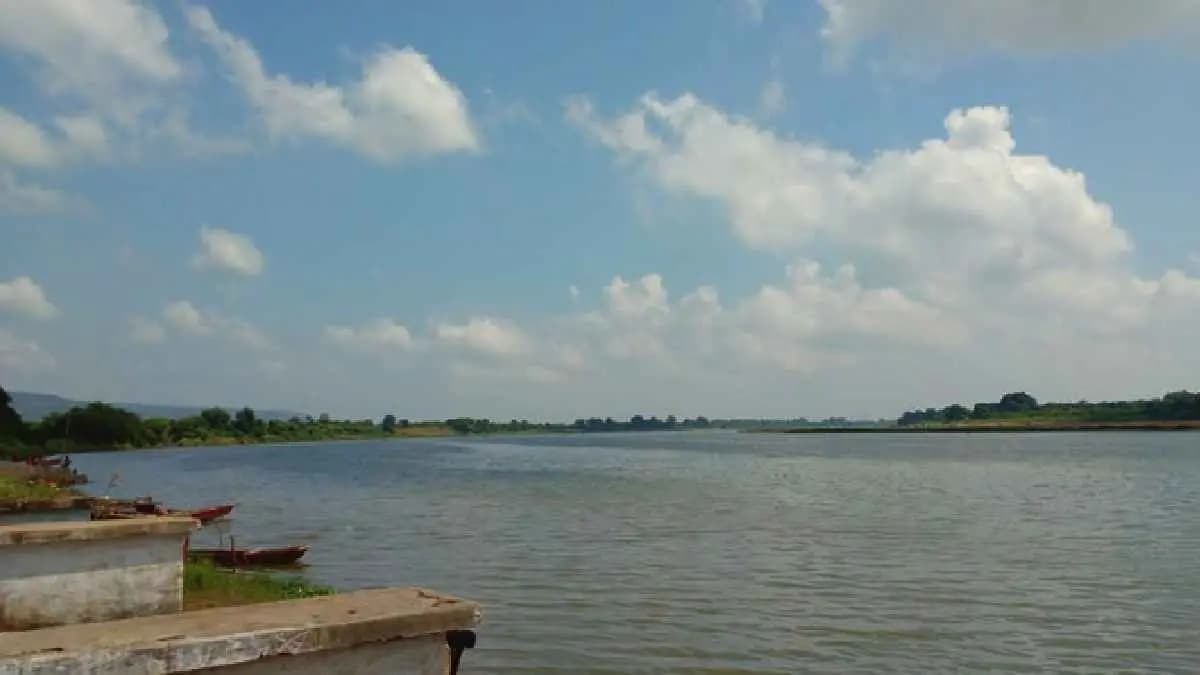 Find out which is the only river that flows east to west in India
