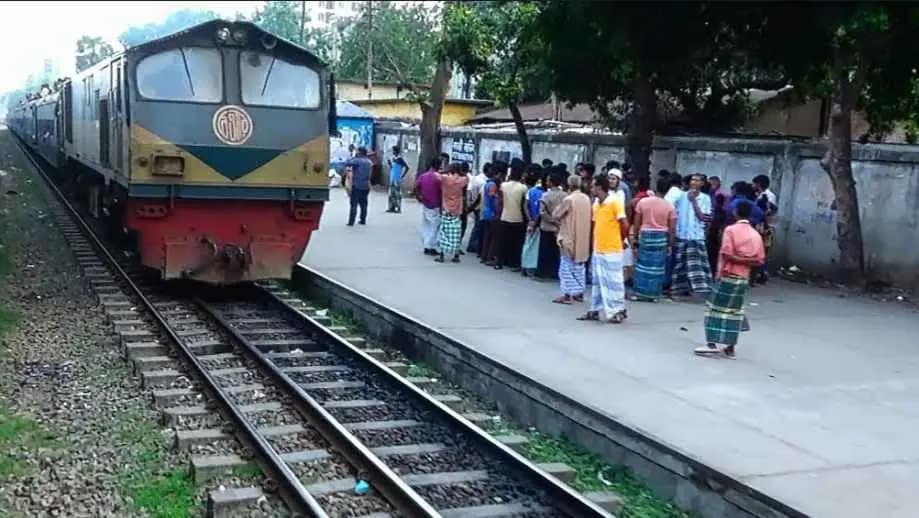 Bangladesh boy recording video with friends hit by train