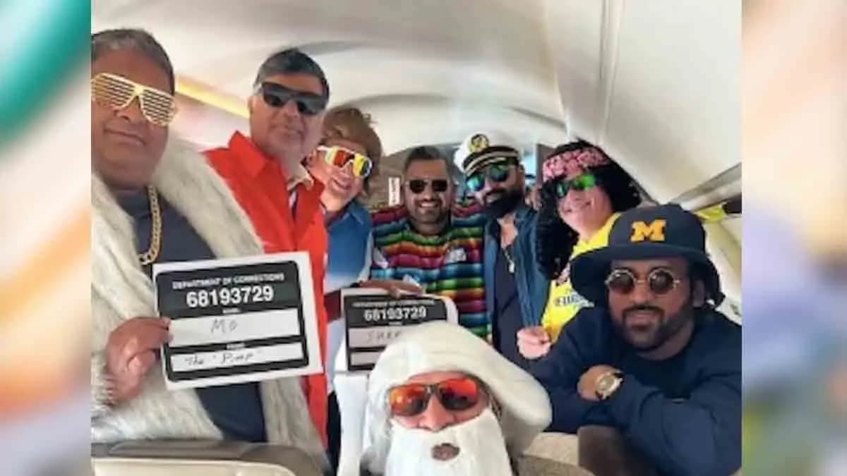 MS Dhoni Spotted At NFL Game In Michigan During Vacation With Friends spt