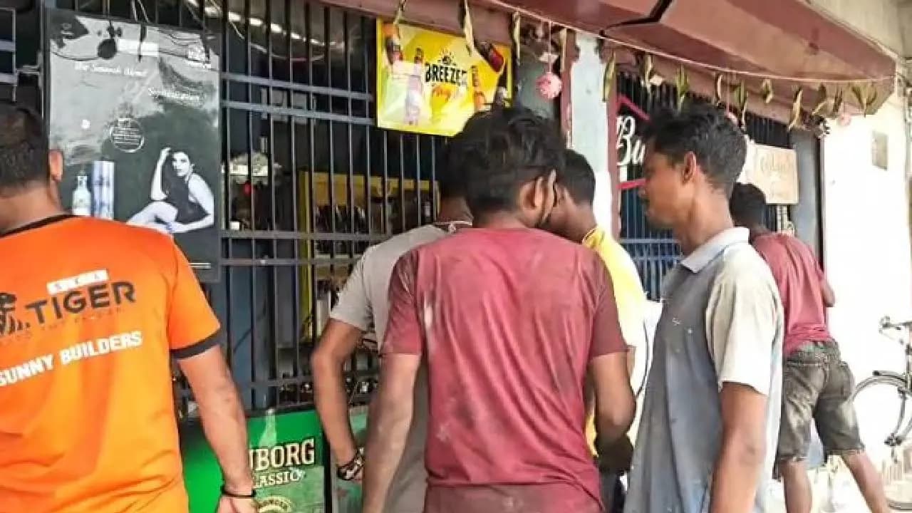 Liquor shops flooded with drinkers in west bengal