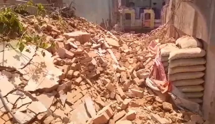 old building collapsed in bowbazar