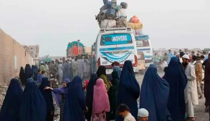 Thousands of Afghan refugees fleeing Pakistan as deportation deadline looms