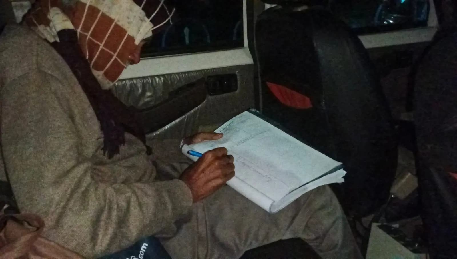 old man  reached to mamata banerjees house