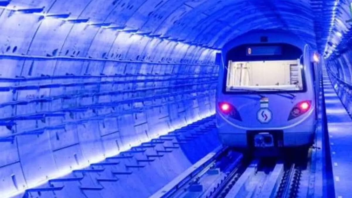 metro service stopped at howrah gnr