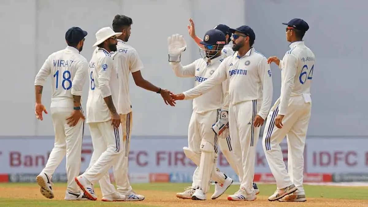 Daryl Mitchell and Rishabh Pant Exchange Words in mumbai test spt