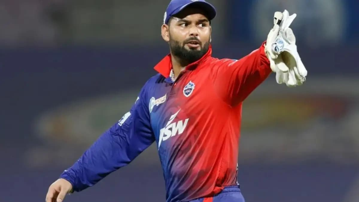Rishabh Pant slams fan for spreading fake news spt