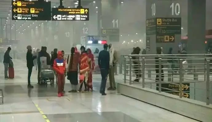 Dense fog delays flight operations at Delhi airport