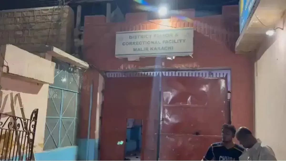 Wall collapsed after the Earthquake 216 inmates escaped from the jail in Pakistan 78 captured again