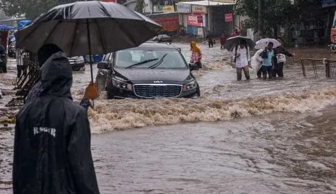 cyclone asna moves away from gujarat coast gnr