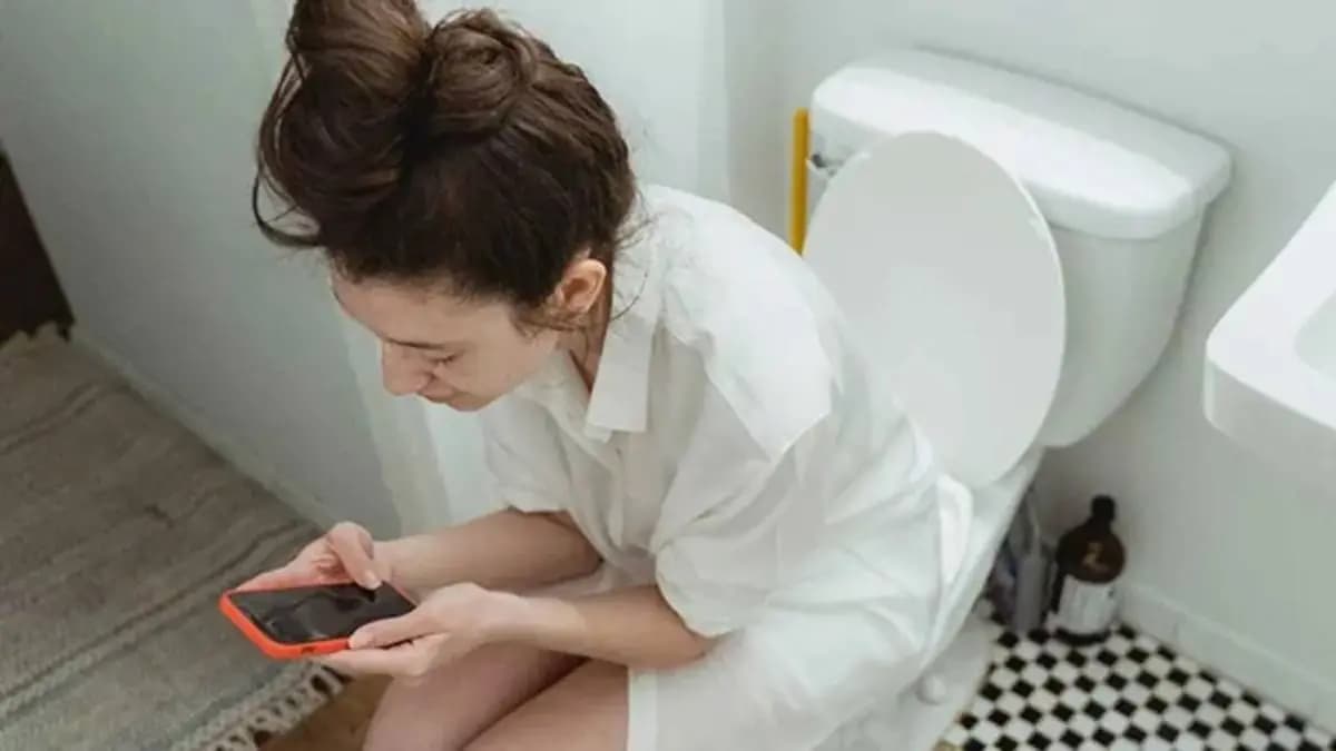Why Health Experts Warn Against Taking Phones To The Bathroom here is all details lif