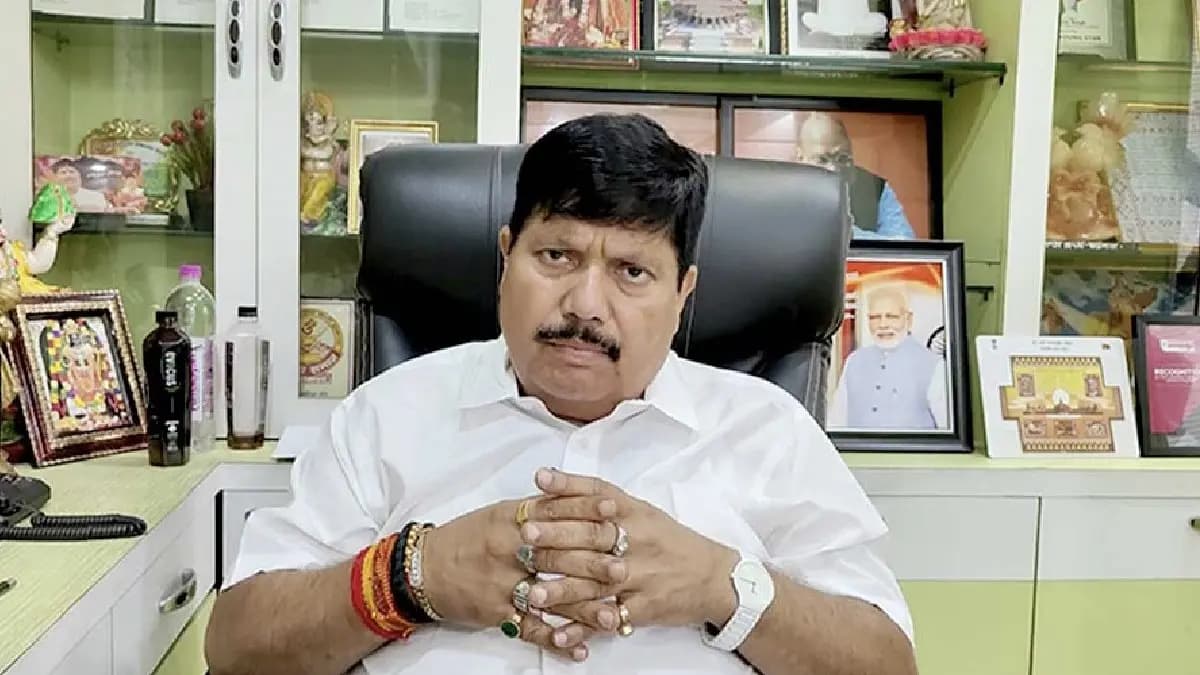 Preventing chemical spray Arjun Singh had been to bhwani bhawan with special glass gnr 