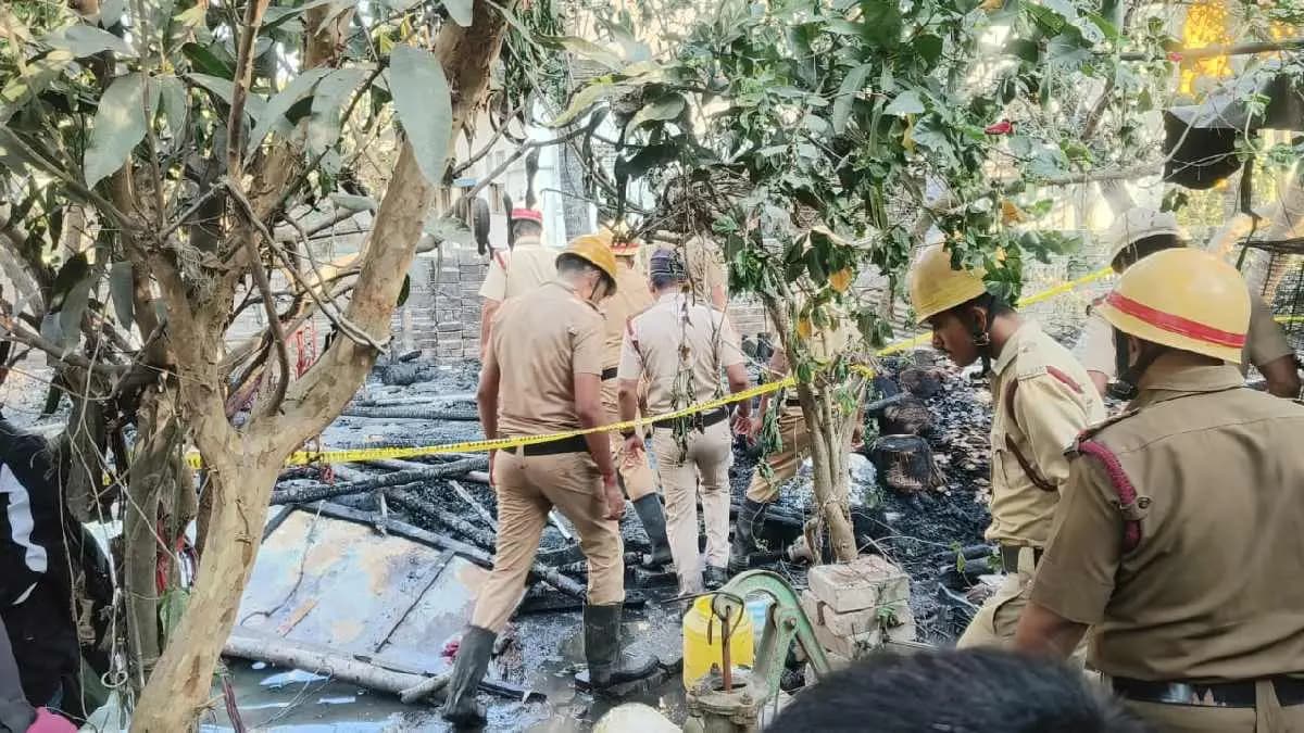  4 Burnt to Death and 1 Injured in kalyani fire cracker factory 