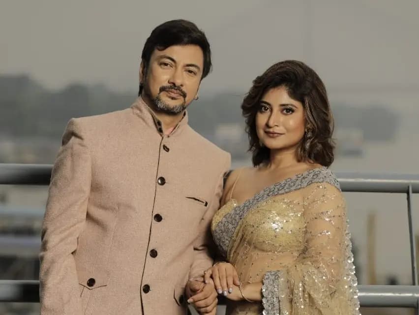 Sandipta Sen and Soumya Banerjee caught in Puja Fasion LIF
