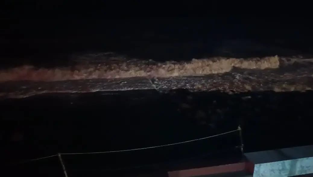 IMD weather Update Cyclone Dana has Started landfall Process in the midnight and the process will go on till Morning