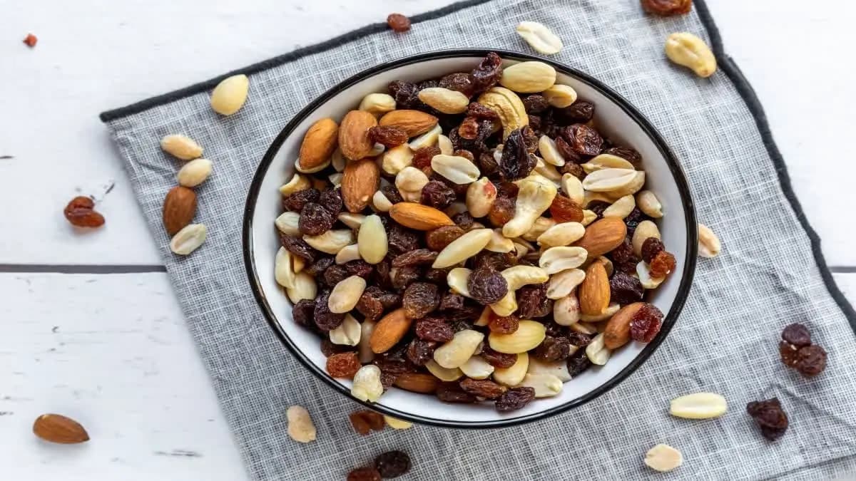 raisin water helps to lose weight prevent diseases and you will get many health benefits by drinking it on empty stomach lif