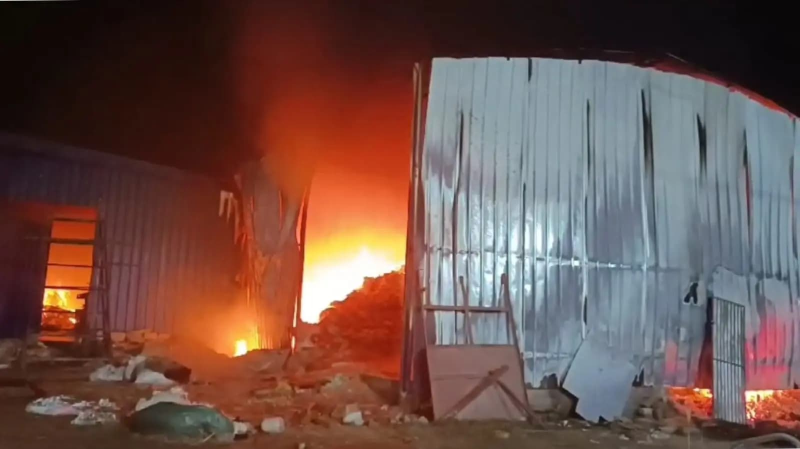 Fire breaks out in hooghly and five fire brigade engines are trying to extinguish the fire_gnr