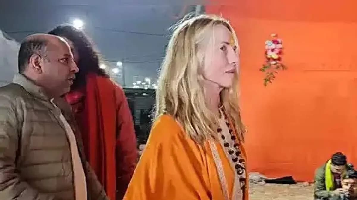Maha Kumbh 2025 Steve Jobs' Wife Kamala Attends Maha Kumbh gnr
