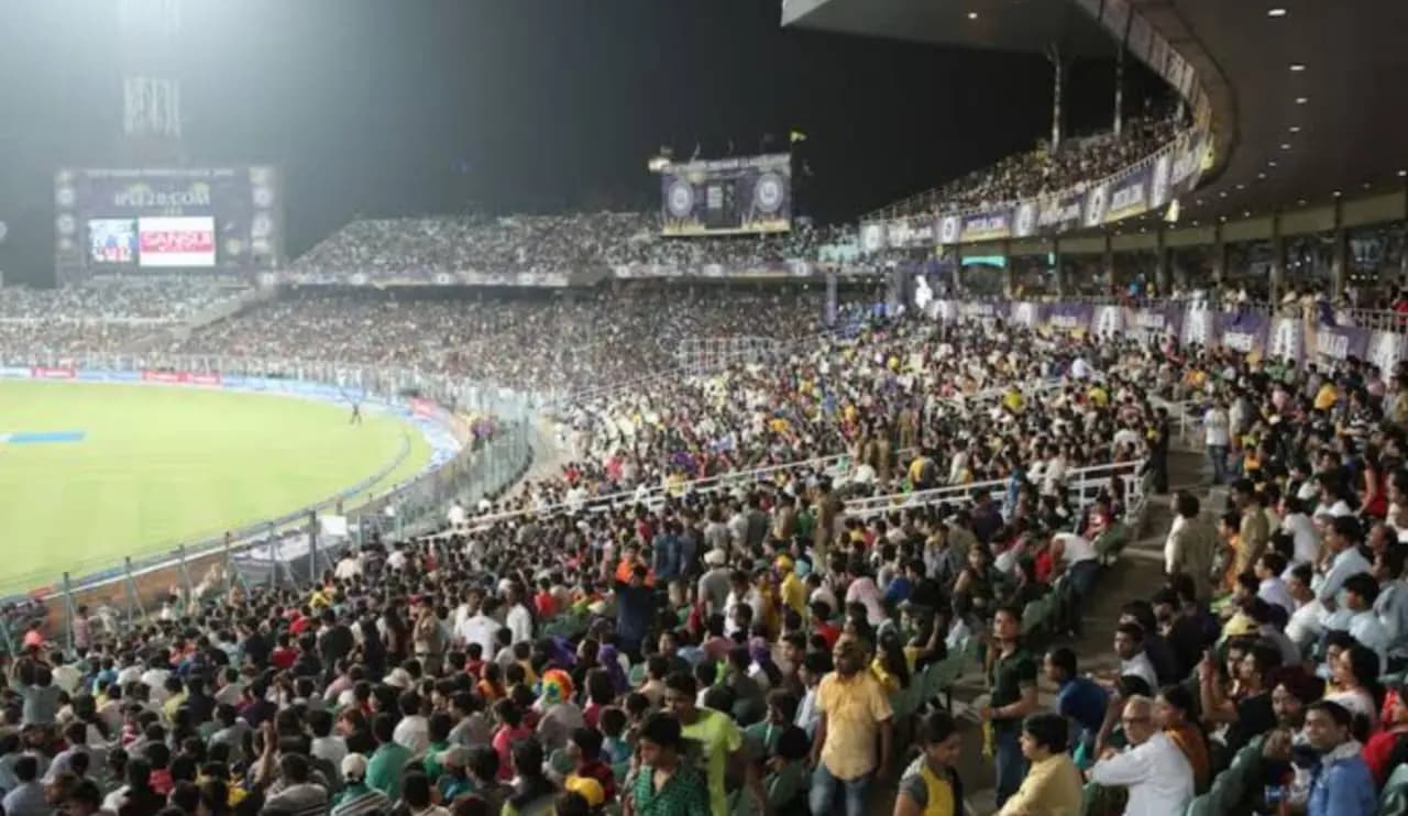 Kolkata Police controls traffic in Match day