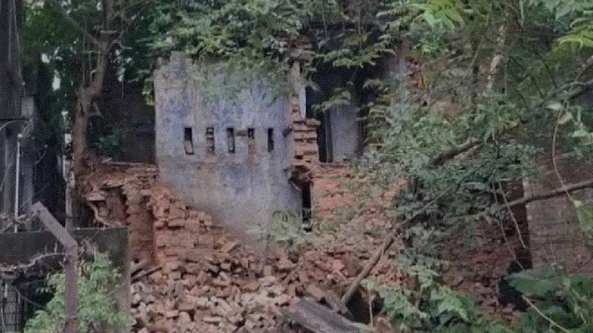One Buildng collapse in Hoogly
