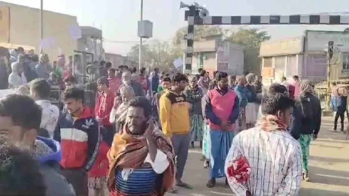 local people of farakka stages protest in railway truck gnr