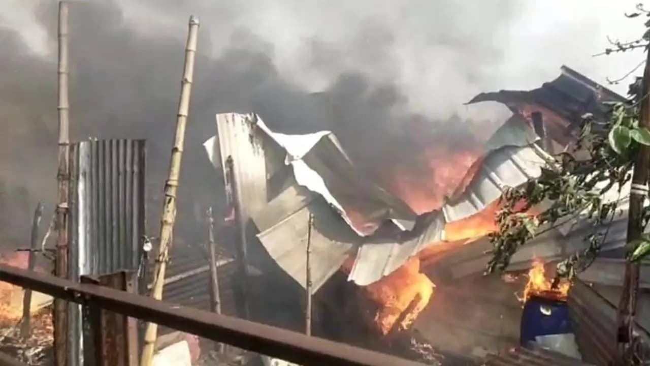 Massive fire in Sontoshpur create big panic in Kolkata
