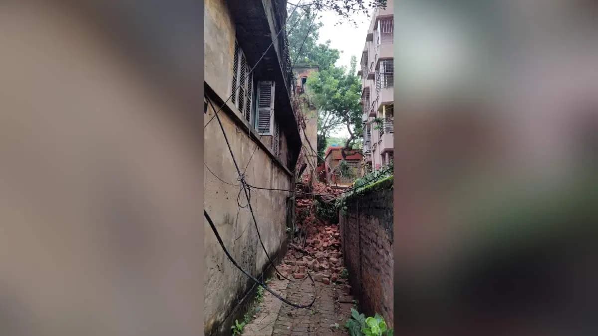 Old House partially collapsed in Maniktala area Kolkata