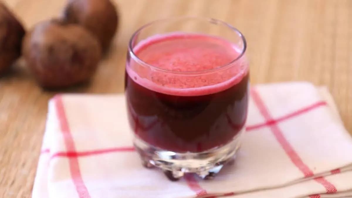apple beetroot carrot juice is very effective to glow skin hair increase iron level and has many health benefits lif