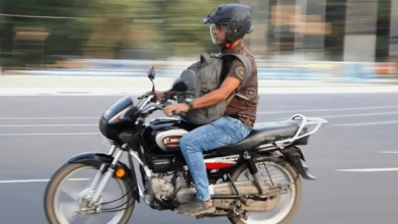 A Good Samaritan distributes Ice Cream to roadside workers Amidst Scorching Heat.