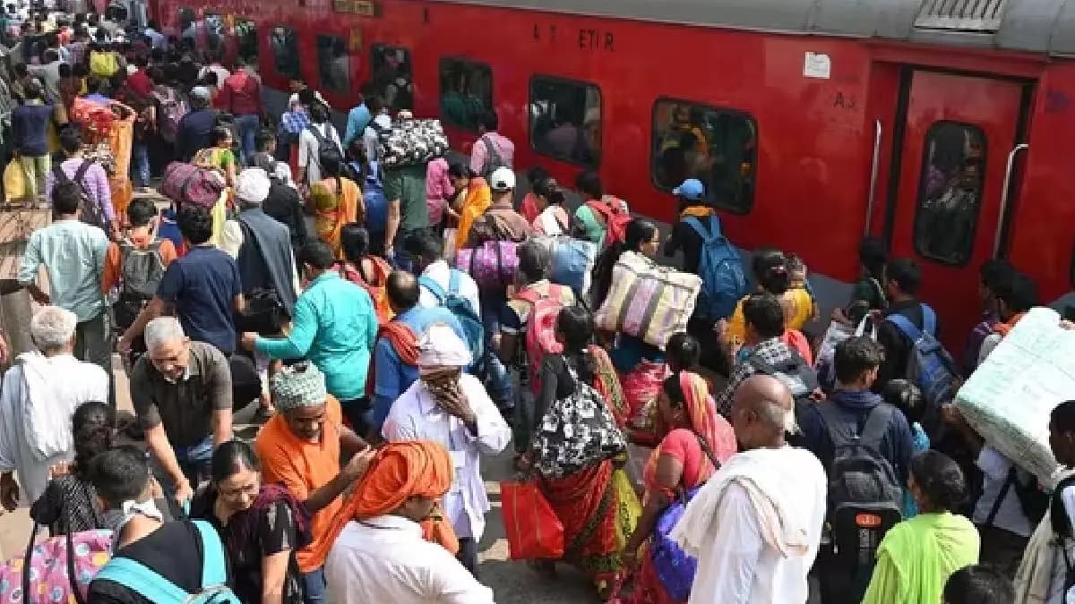 Nasik Railway Station karmabhoomi express Accident two diied