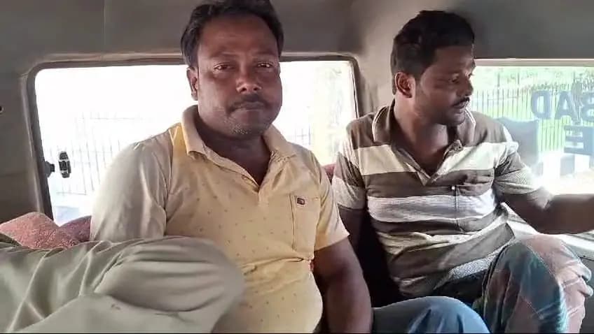 Two men arrested in Murshidabad while smuggling weapons