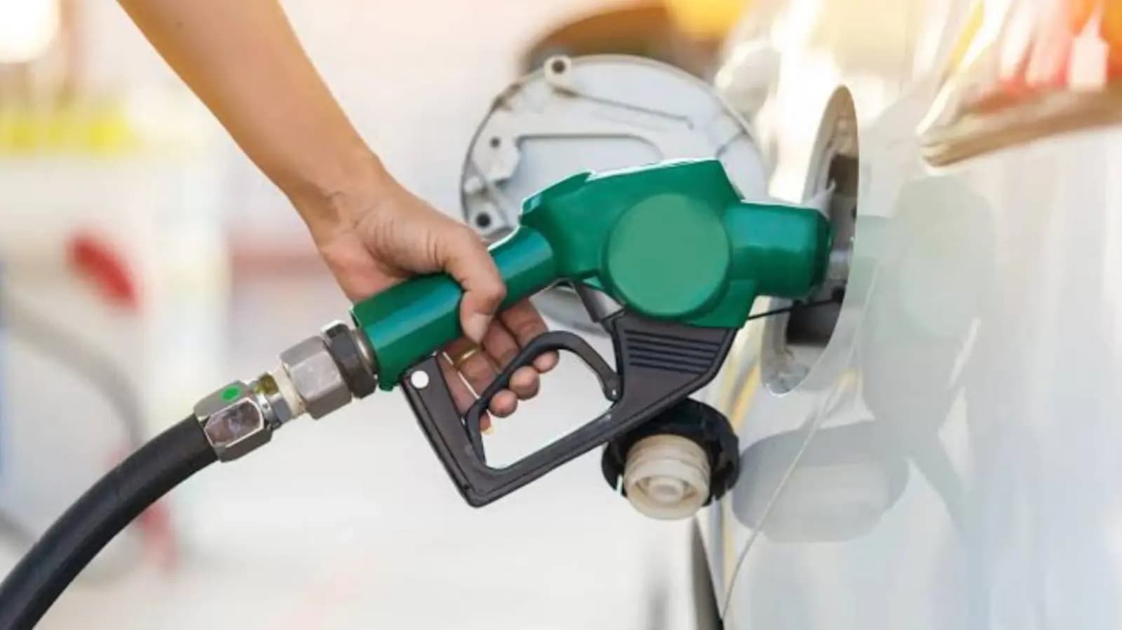Petrol diesel price in kolkata on 18 november_gnr
