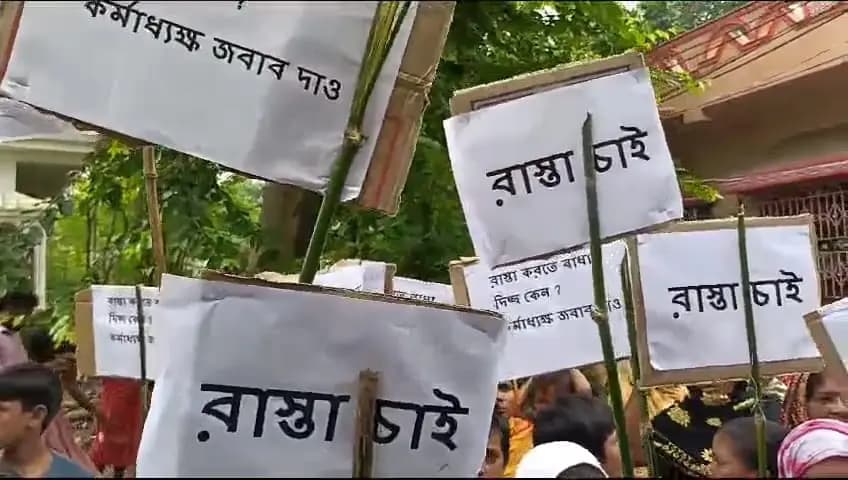 Villagers are protesting by complaining that the construction manager is not allowing the road to be built gnr