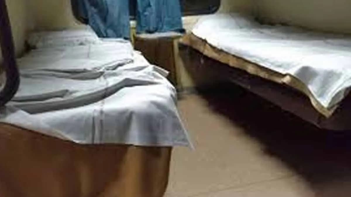 Snake Found In AC 2 Tier Coach Of Jharkhand Goa Train gnr