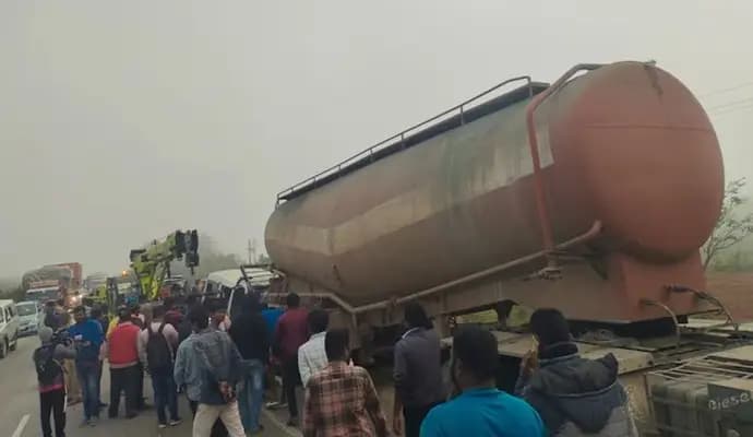 12 dead as car rams parked truck on Bengaluru-Hyderabad highway