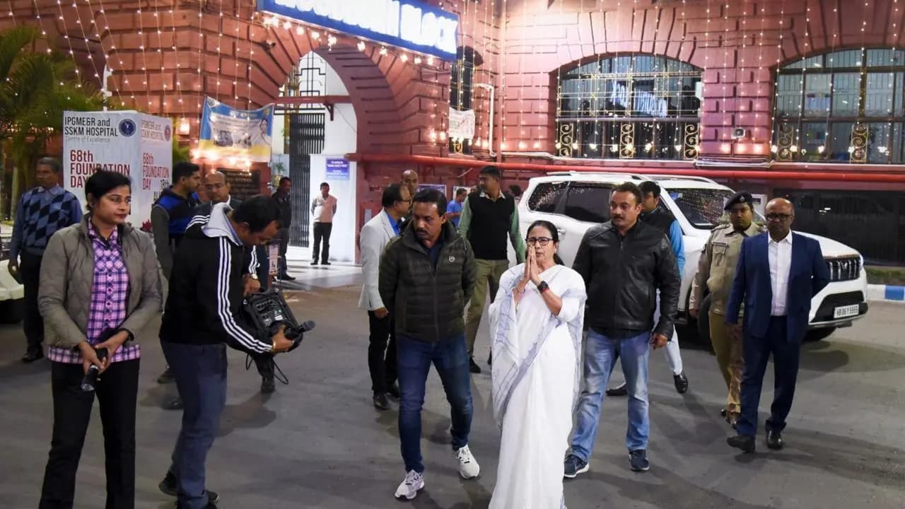 mamata banerjee visit sskm to see physical condition of pratul mukherjee