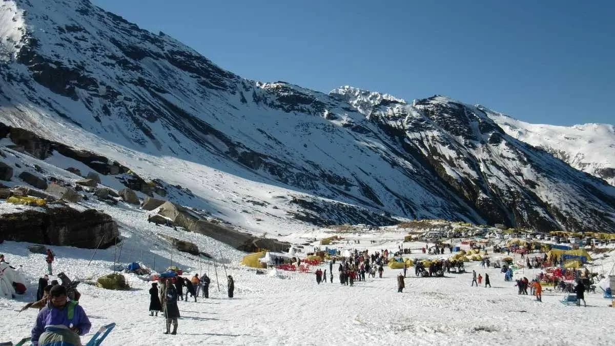 Over 1000 Vehicles Stuck Amid Heavy Snowfall In Himachal's Manali gnr
