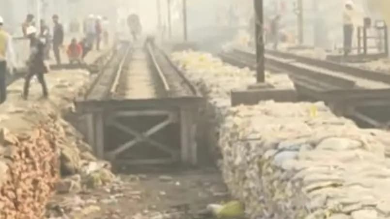 For the repairing work of rail on bally bridge passengers allege suffering for reach their destination gnr 