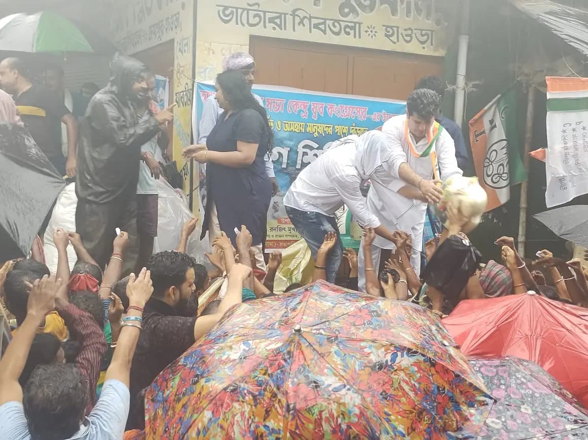 Flood in Bengal Due to heavy rain state Congress has to stop relief distribution in howrah