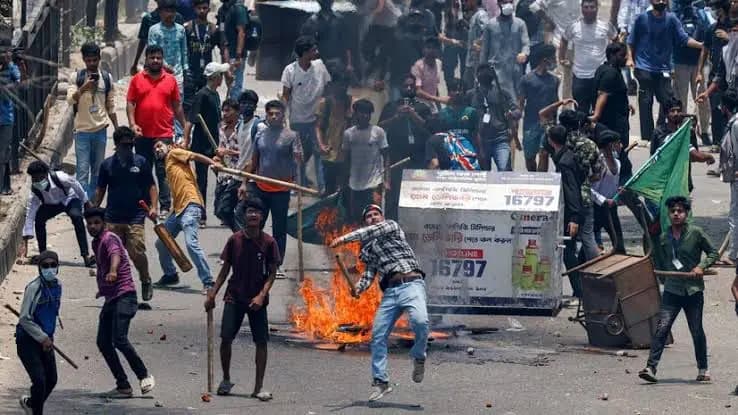 Protesters attacked on jail, free hundreds of prisoners
