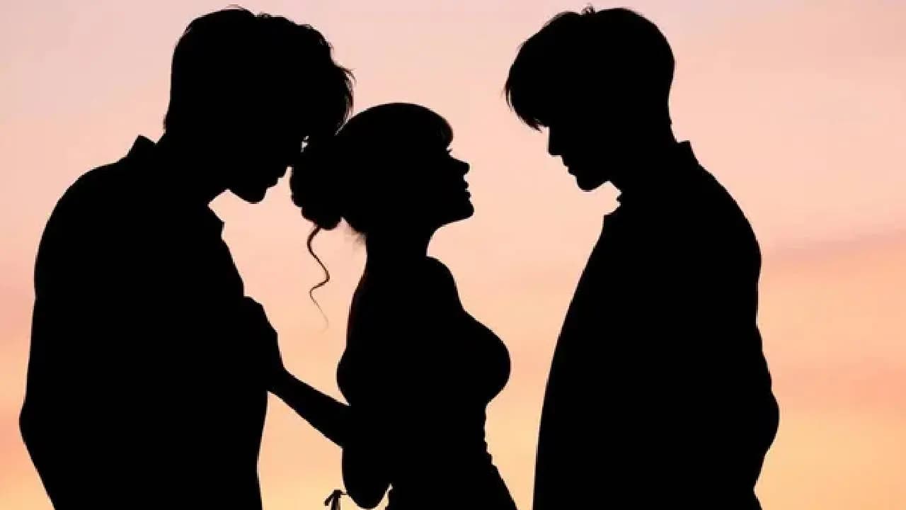 Akshaye Khanna kissed Karisma Kapoor on her wedding day: Viral Video 