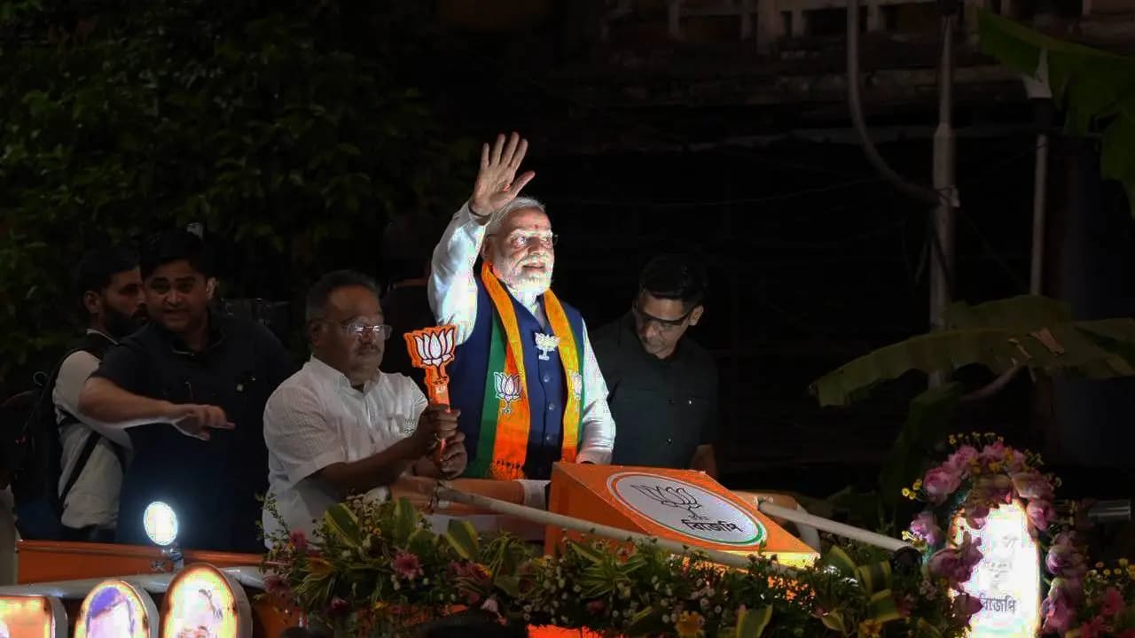 PM Narendra Modi Holds Roadshow in North Kolkata After Offering Prayers at Thanthania Kalibari