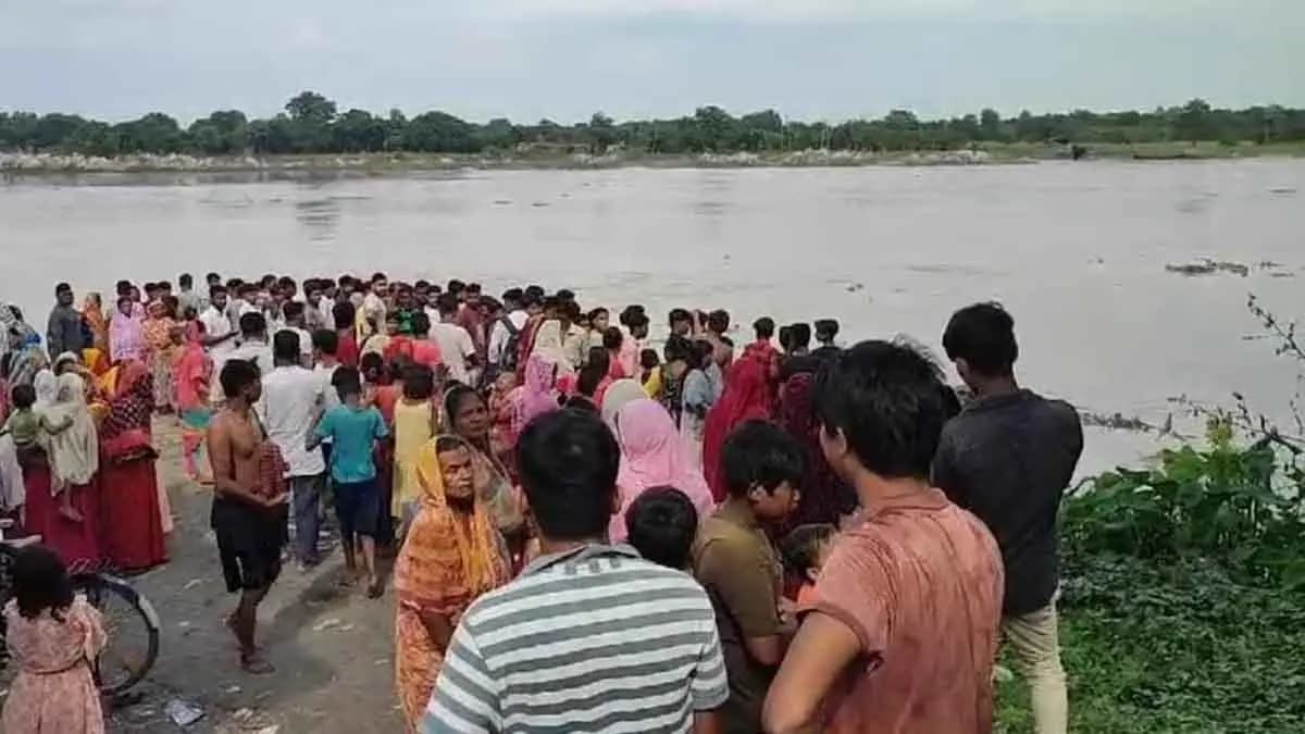 Two teenagers went down to bathe in the Ganga river gnr