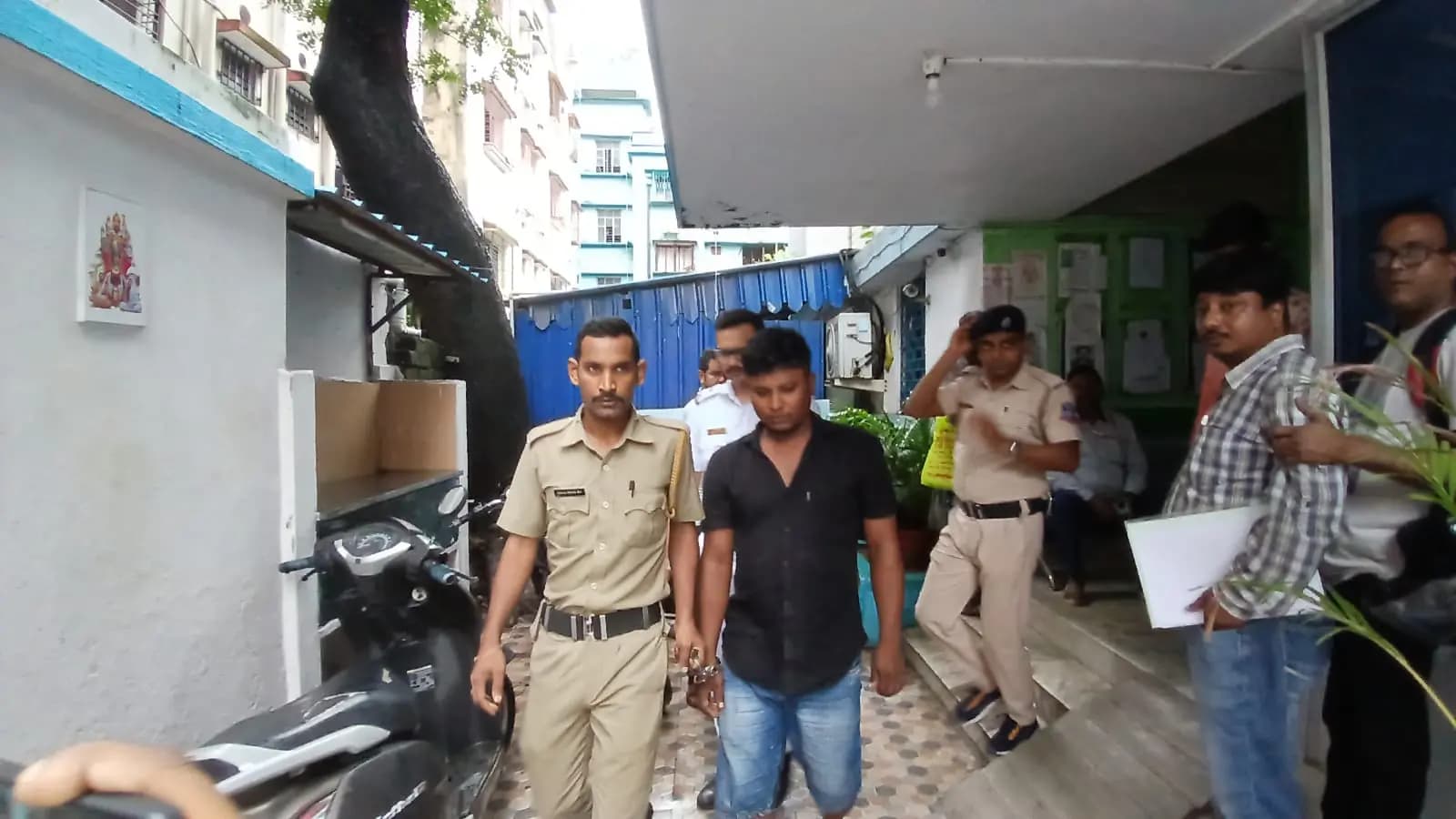 Husband killed his wife in front of the child as Police investigates