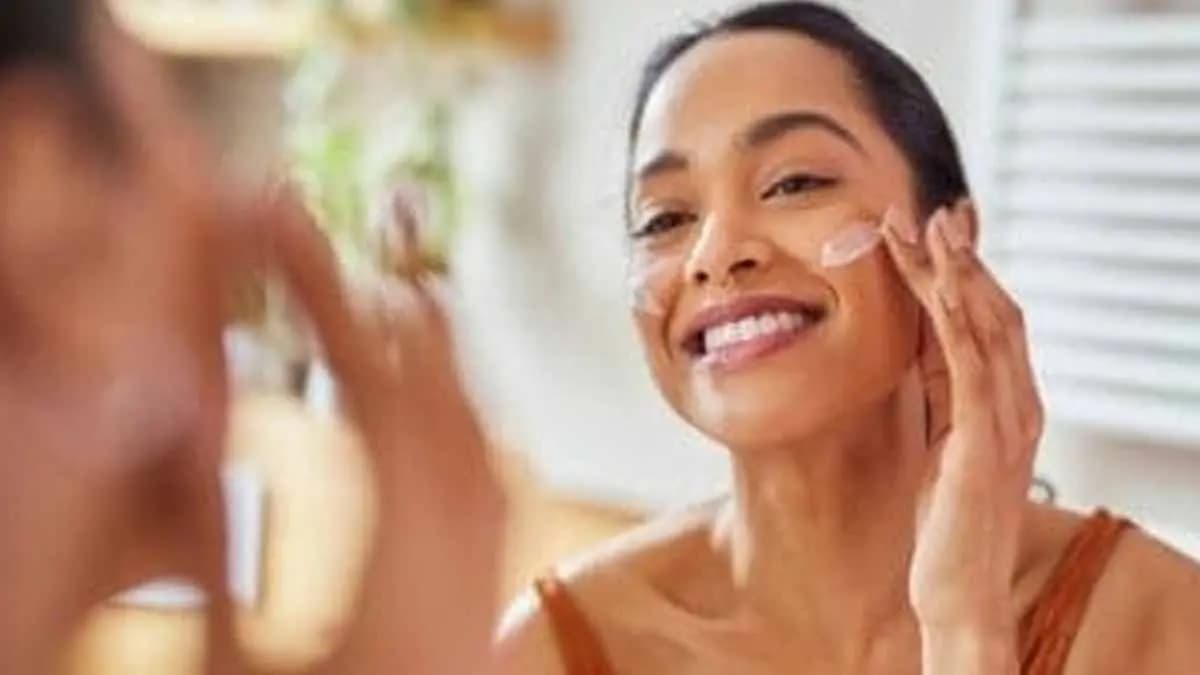 this home made natural face brightening cream can glow your skin tone and make your skin blemishes free lif