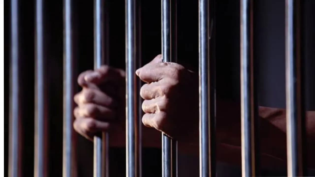 under trial prisoner attend to harmful incident with himself in howrah court room_gnr