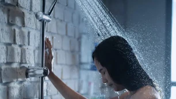 Daughter in law used to take time to bath mother in law peeked into the bathroom then this happened gnr 