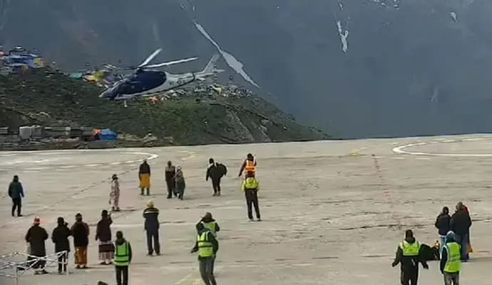 En Route Kedarnath, Chopper Goes Into Tailspin, People Run Away