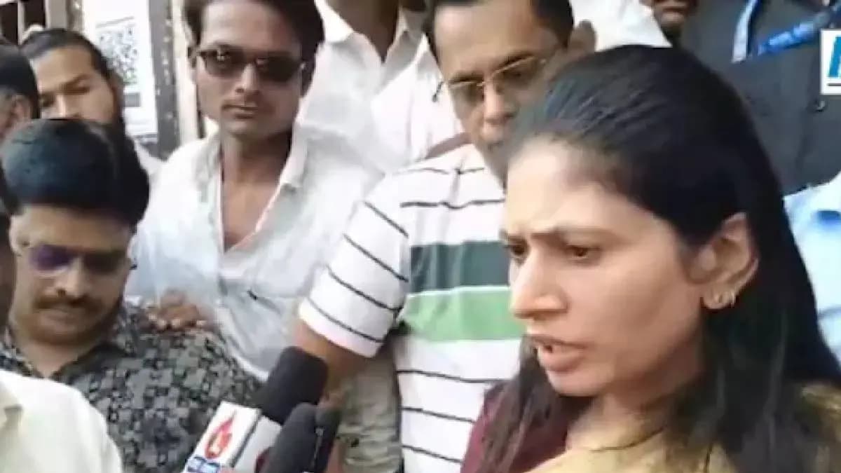 Central Minister Raksha Khadse daughter harassed by youths in Maharashtra Jalgaon