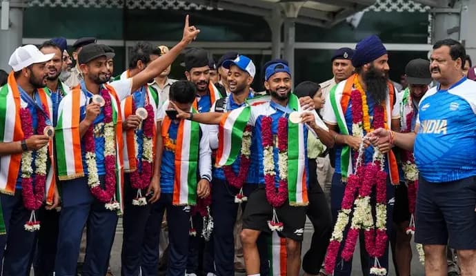 Indian Hockey Team Members Return Home Amid Much Fanfare  spt