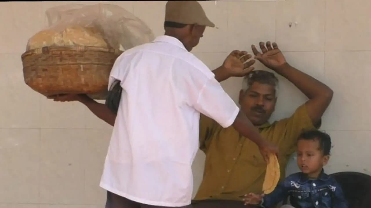 odisha man walks 30-40 km daily for sell papod_gnr